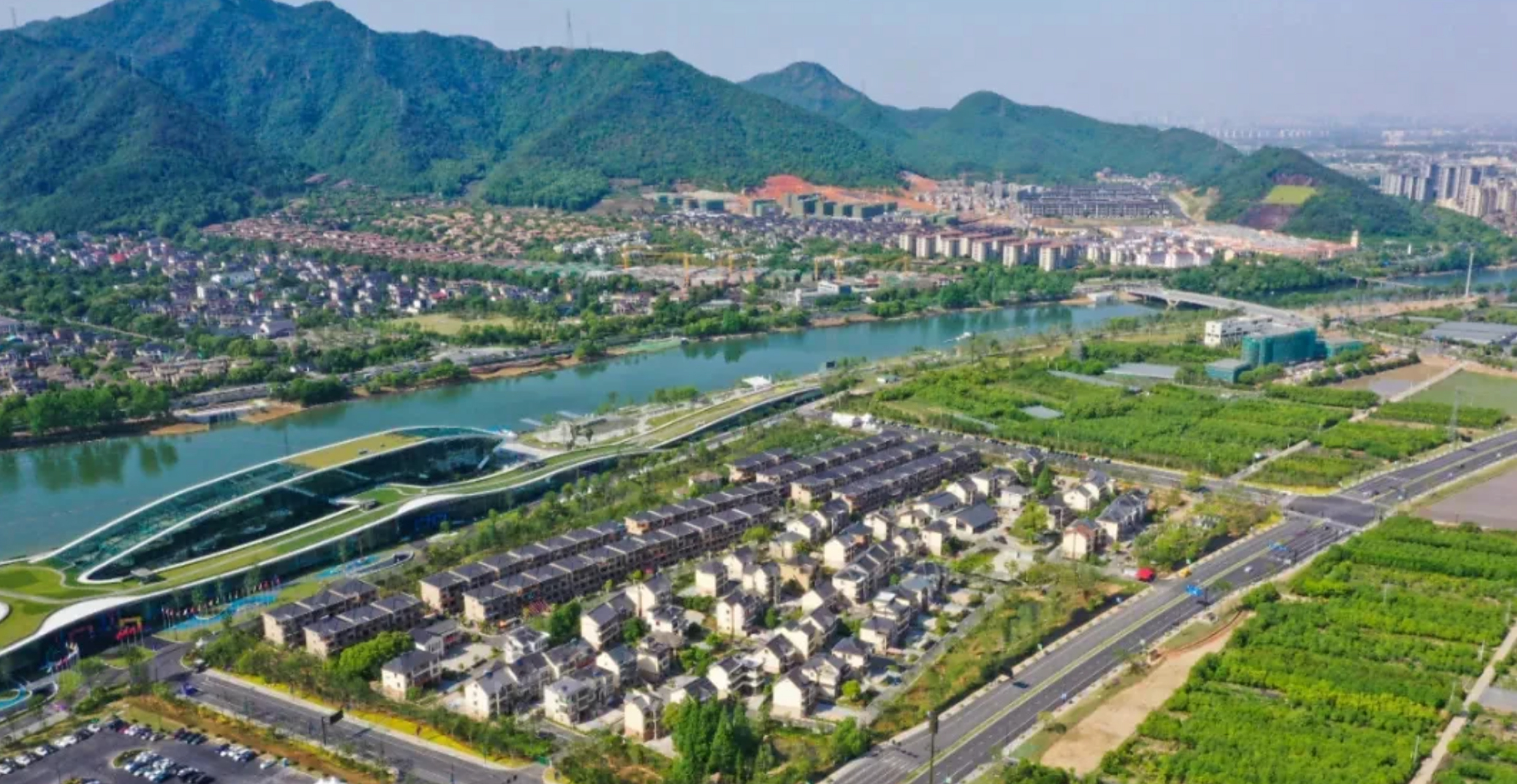 这是富阳东洲岛,东洲村位于东洲岛中北部,紧靠富春江北支江,与黄公望