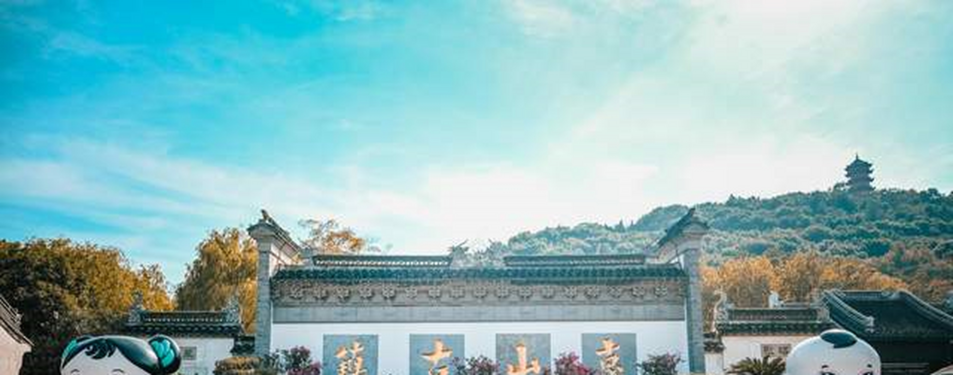 徐孺子祠整个建筑是属于三进的建筑,游客走进去,就可以看到中式的花雕