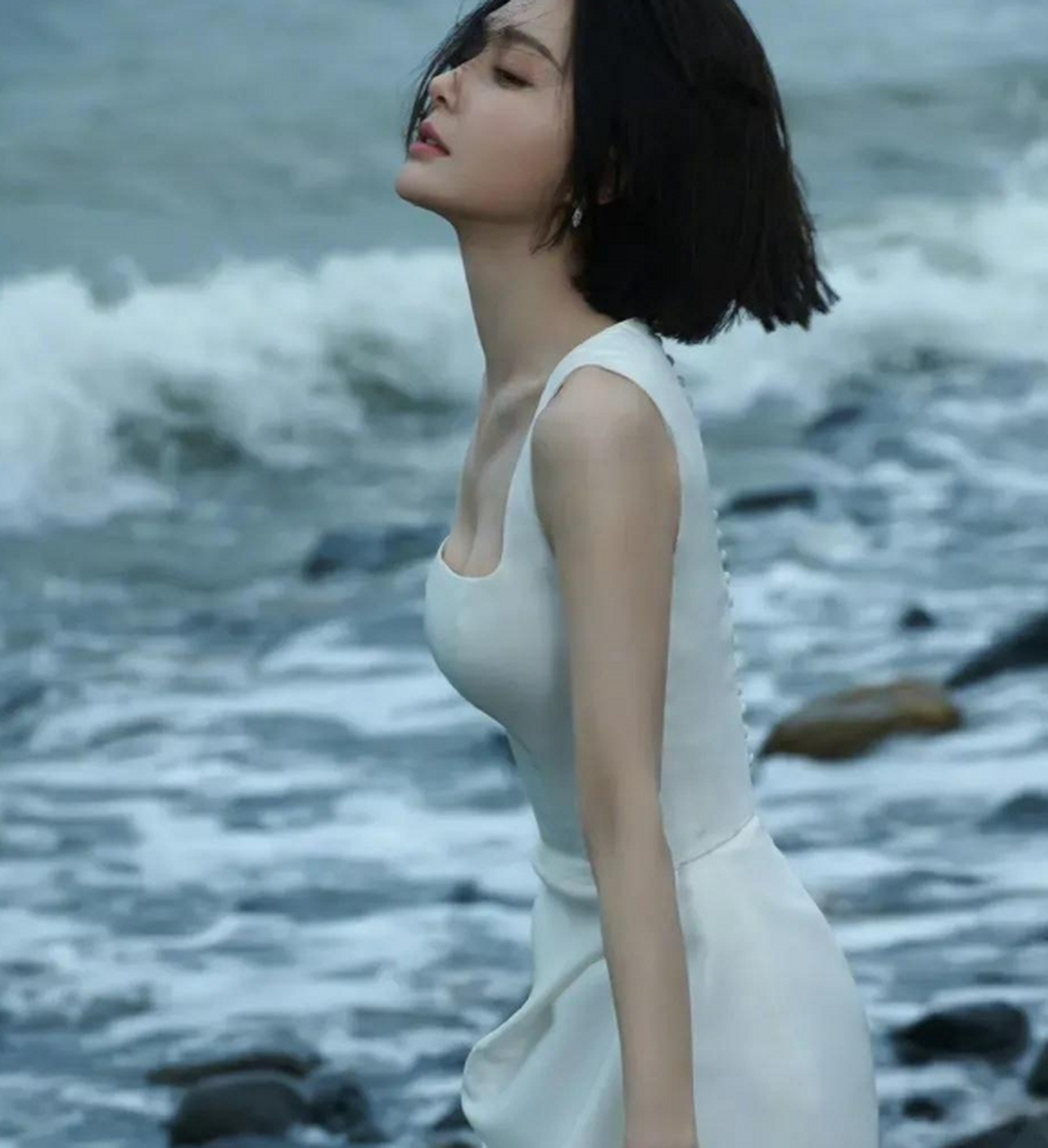 秦岚一身吊带抹胸白色长裙优雅美丽,显得自信大方,太美了