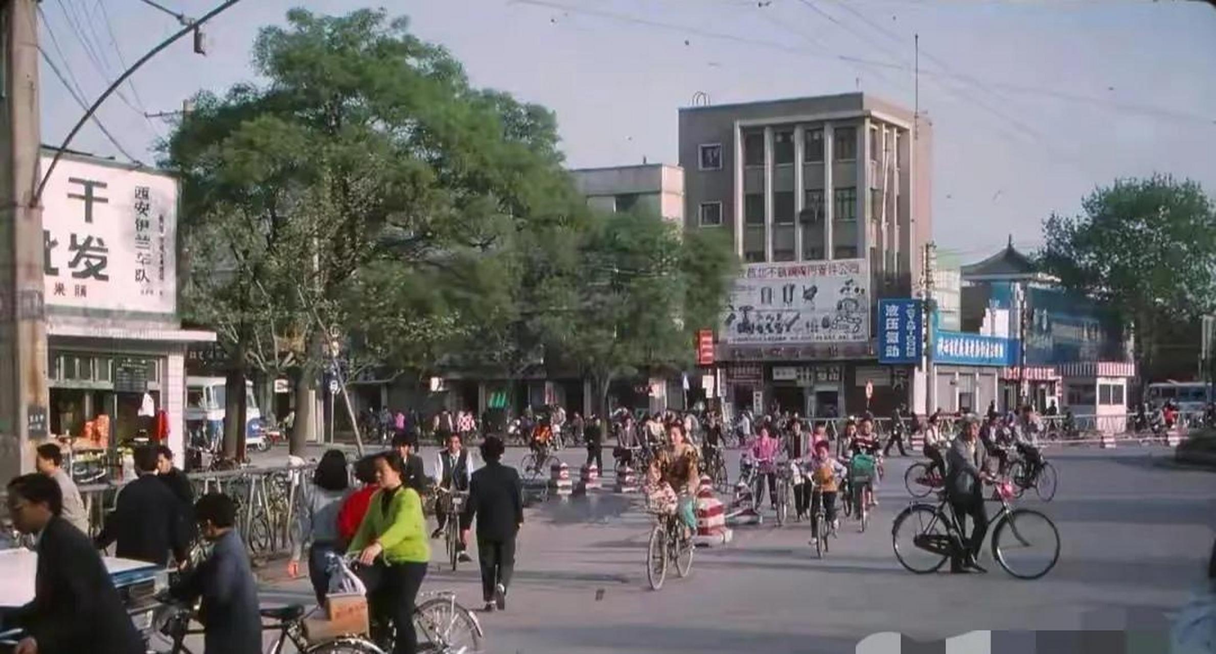 西安老照片,这张照片拍摄于上世纪八十年代西安的一处街景,从照片上