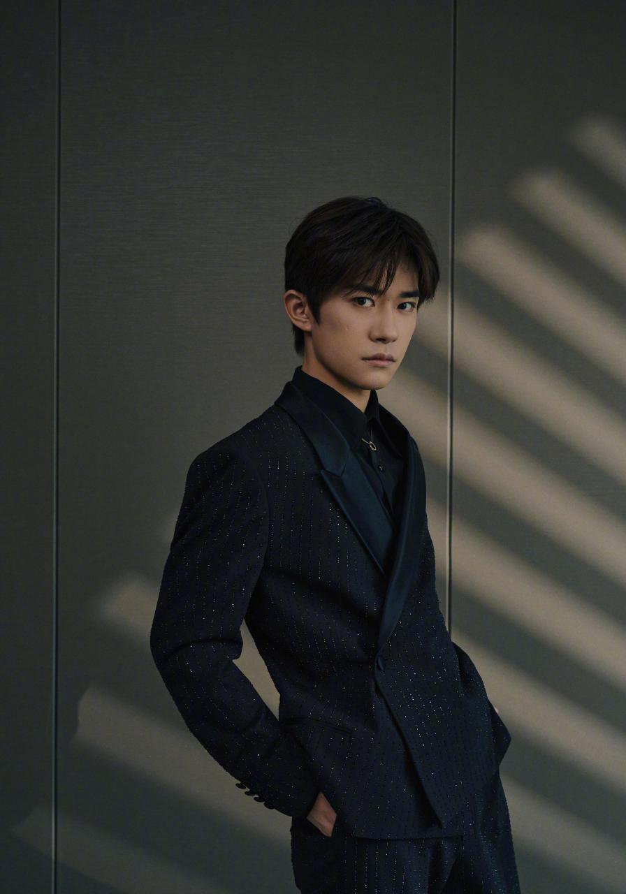 易烊千玺今日活动造型图1717 黑色西装好闪,弟弟今天也好帅[舔屏]