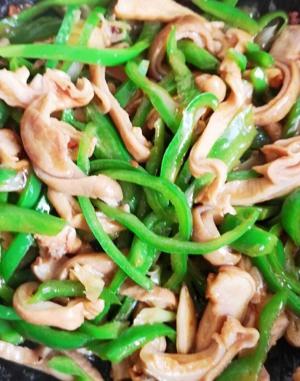 青椒炒肚丝 大连家常菜! 把买的熟猪肚片开,切刀切丝,青椒洗干净切丝,