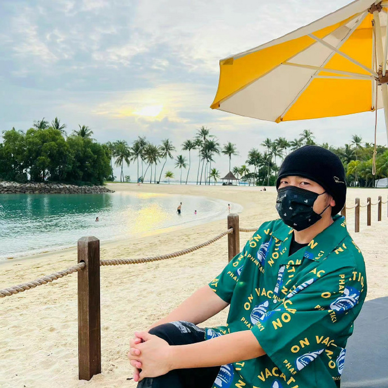 周杰伦,戴口罩,开心度假