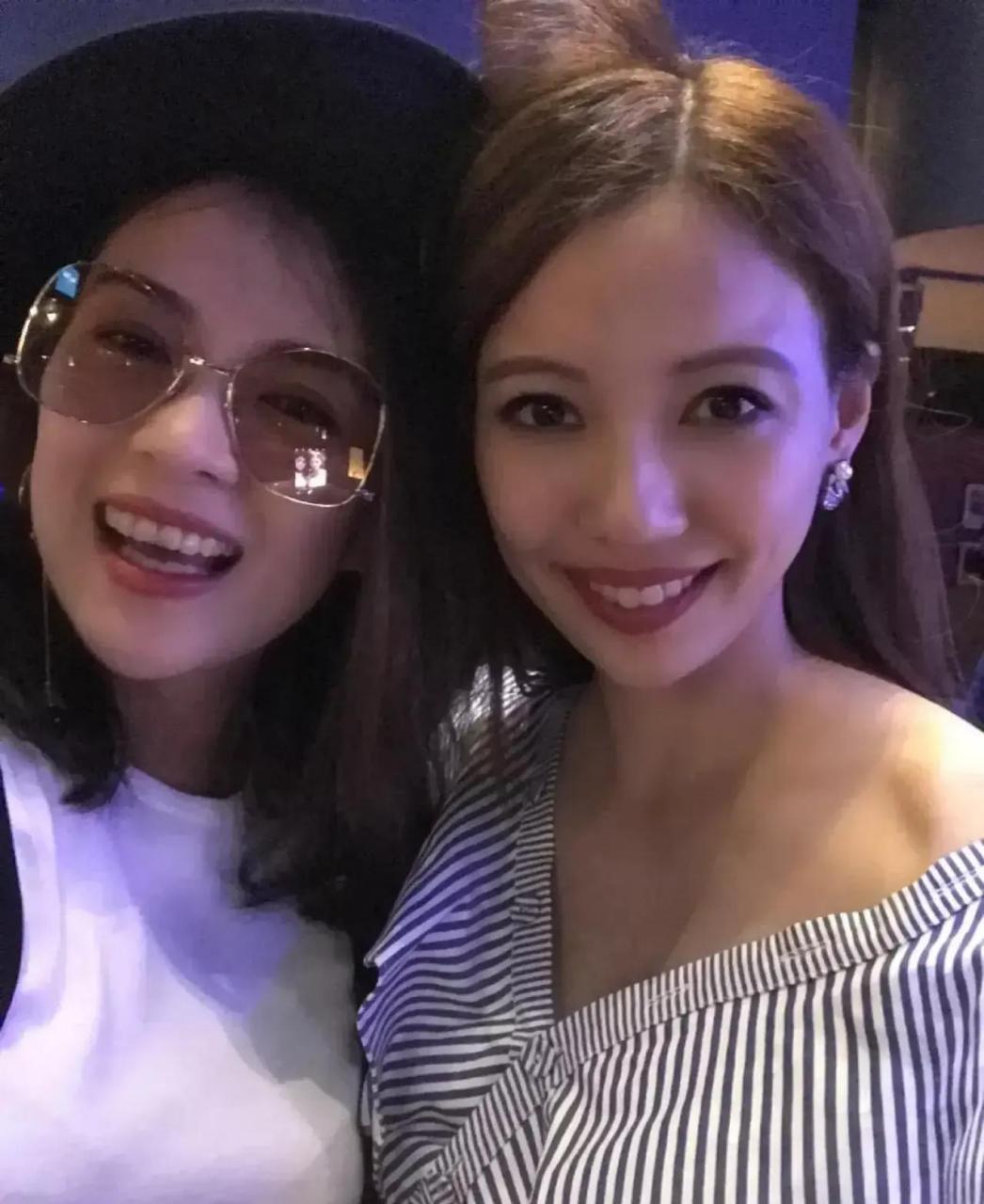 gif创作人# 李靓蕾早期参加林志玲和黑泽良平的婚礼,穿一袭黑色抹胸