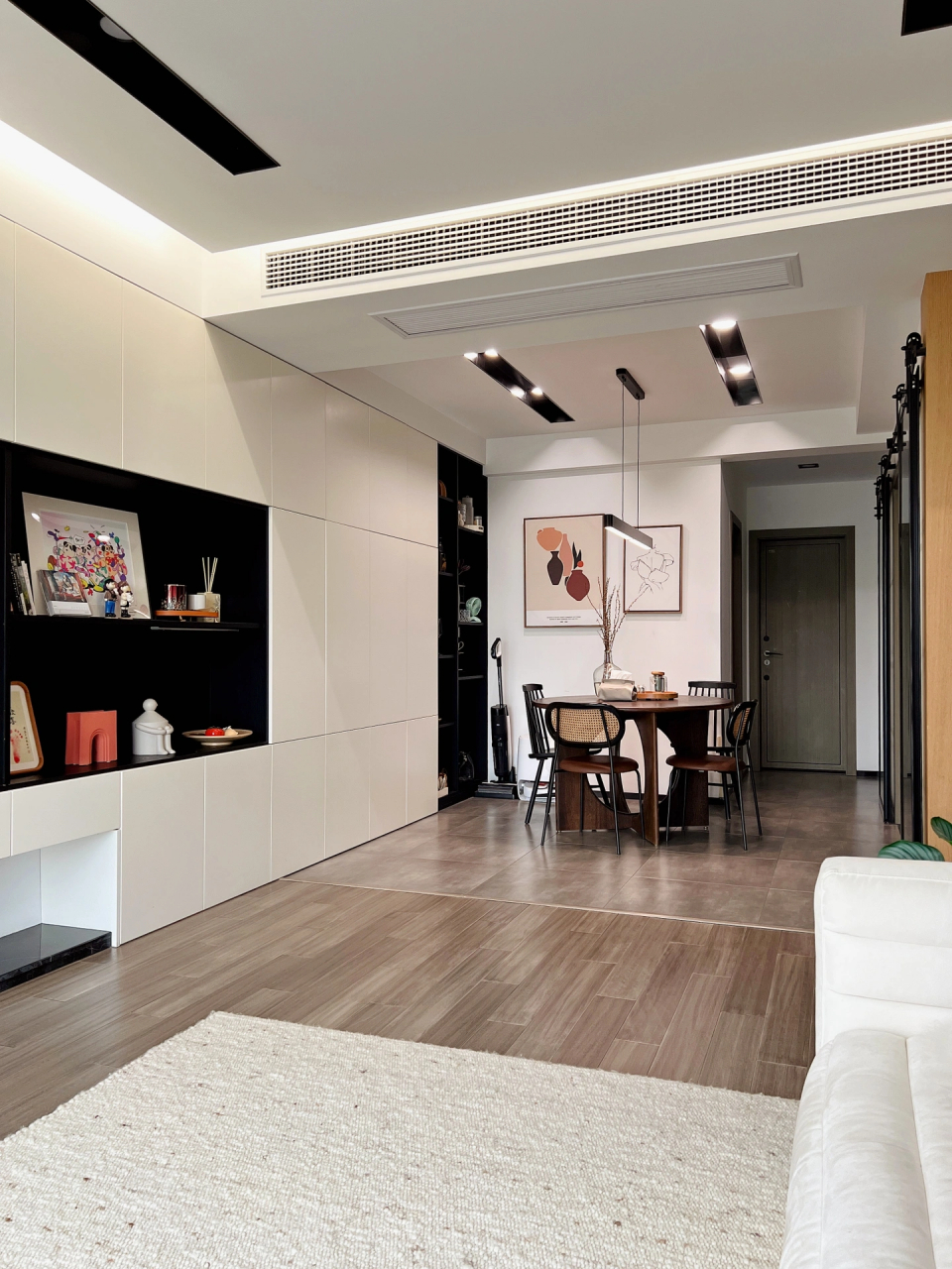 哈喽,这里是jk叔02 - 我家客餐厅的这面满墙电视柜,很早就被小区