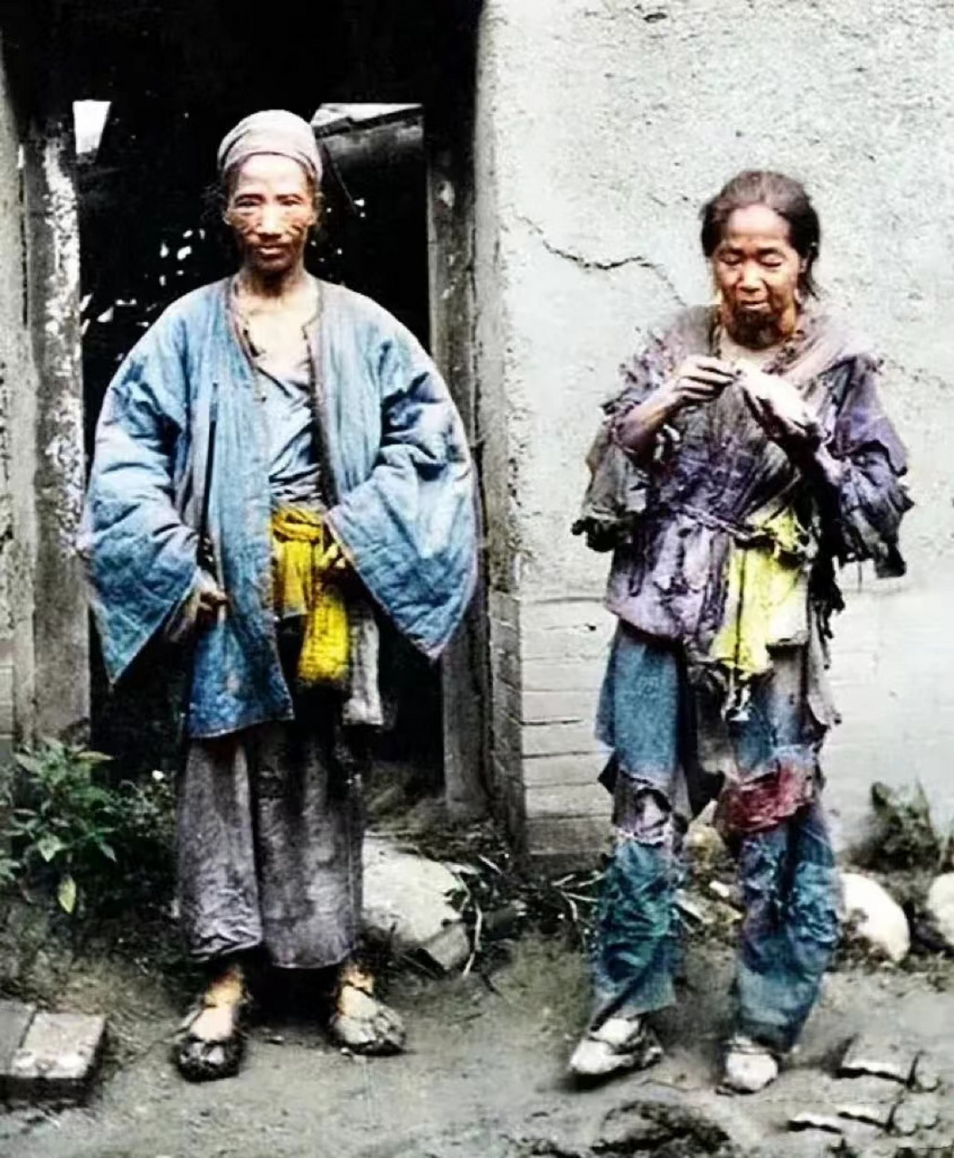 1912年,甘肃天水,一对农村夫妇在自家门口的合影,镜头中的两人浑身