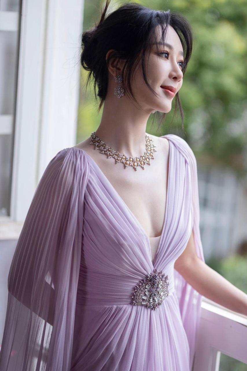 长大后的杨紫,更加的美艳动人,杨紫小时候的样子还停留在家有儿女中的