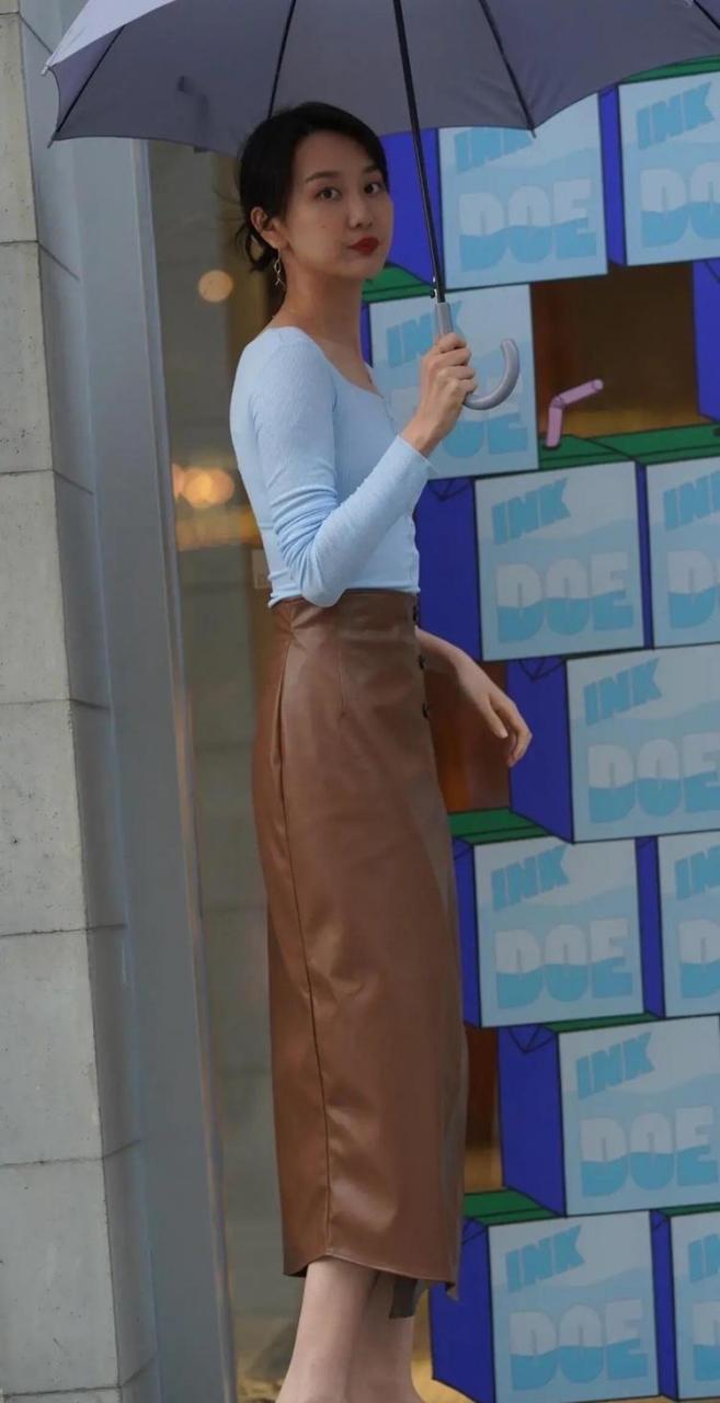 蓝色针织小开衫,搭配棕色半身皮裙,靓丽时尚惹人爱