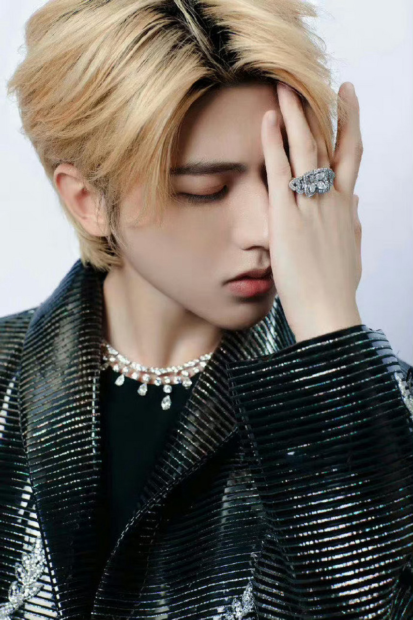 赵丽颖,蔡徐坤戴同款项链,都戴出了自己的味道!