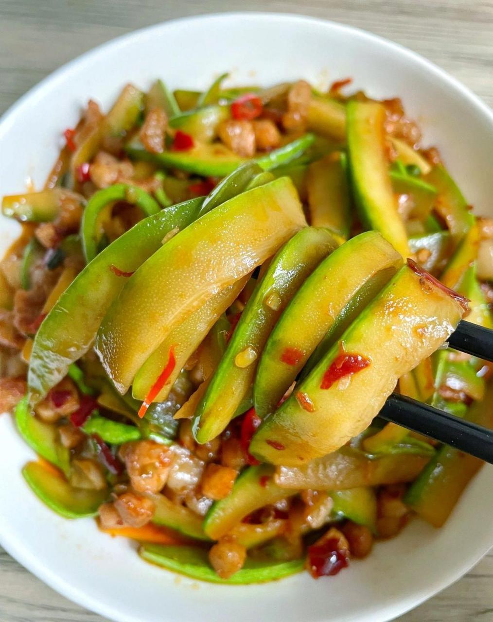 简单家常菜,西葫芦炒肉末7515巨下饭03食材: 西葫芦,五花肉,蒜