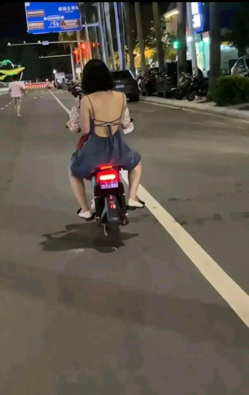 总感觉这辆电动车,实在是有点配不上这背影的主人.