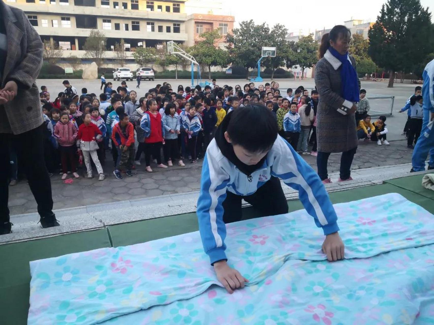 麻城市黄土岗镇中心小学举行"叠被子"比赛  寝室是学生生活的重要场所