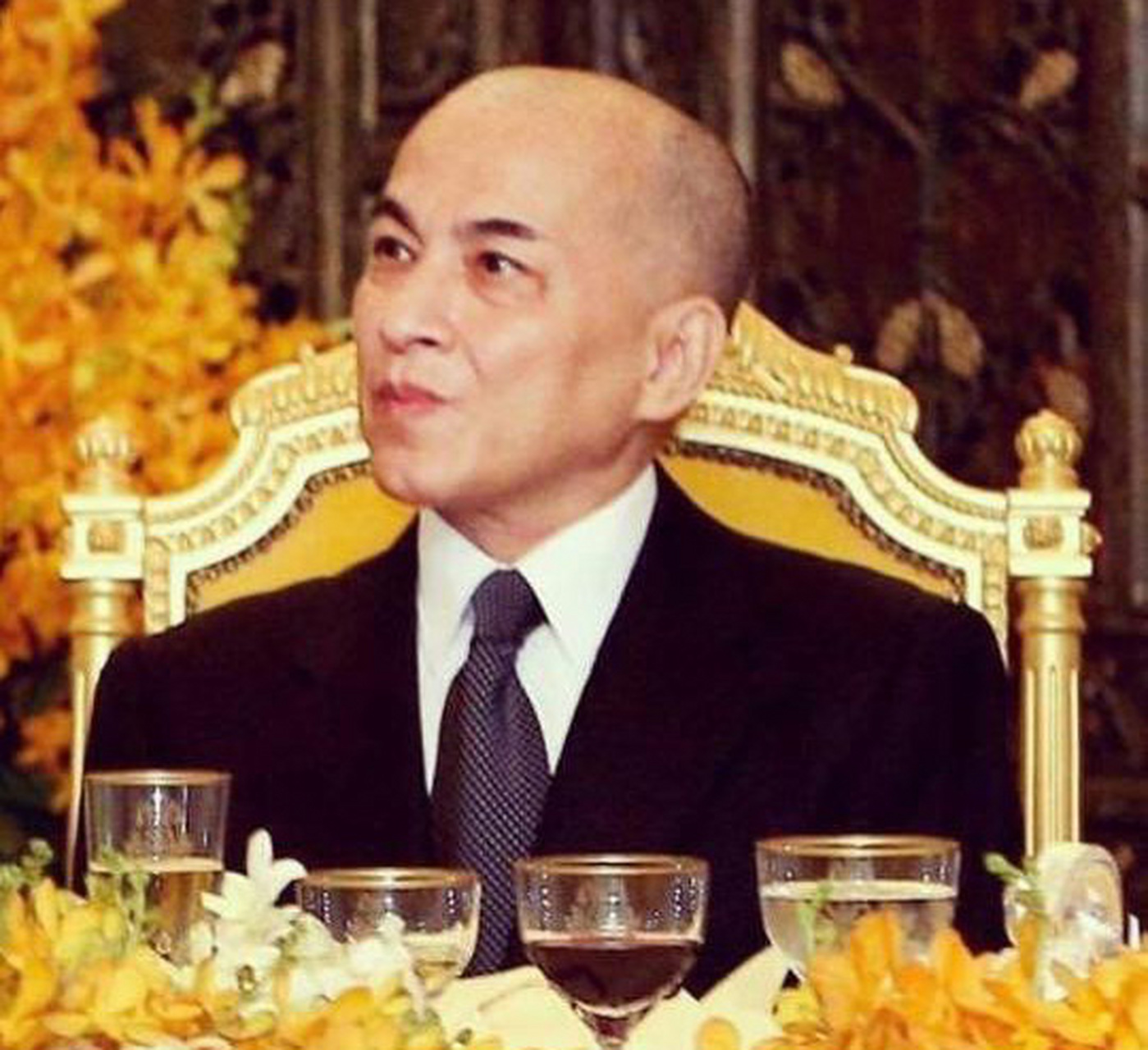 这是西哈莫尼国王几年前的相片,当时已经66岁了,已经失去了母亲遗传给