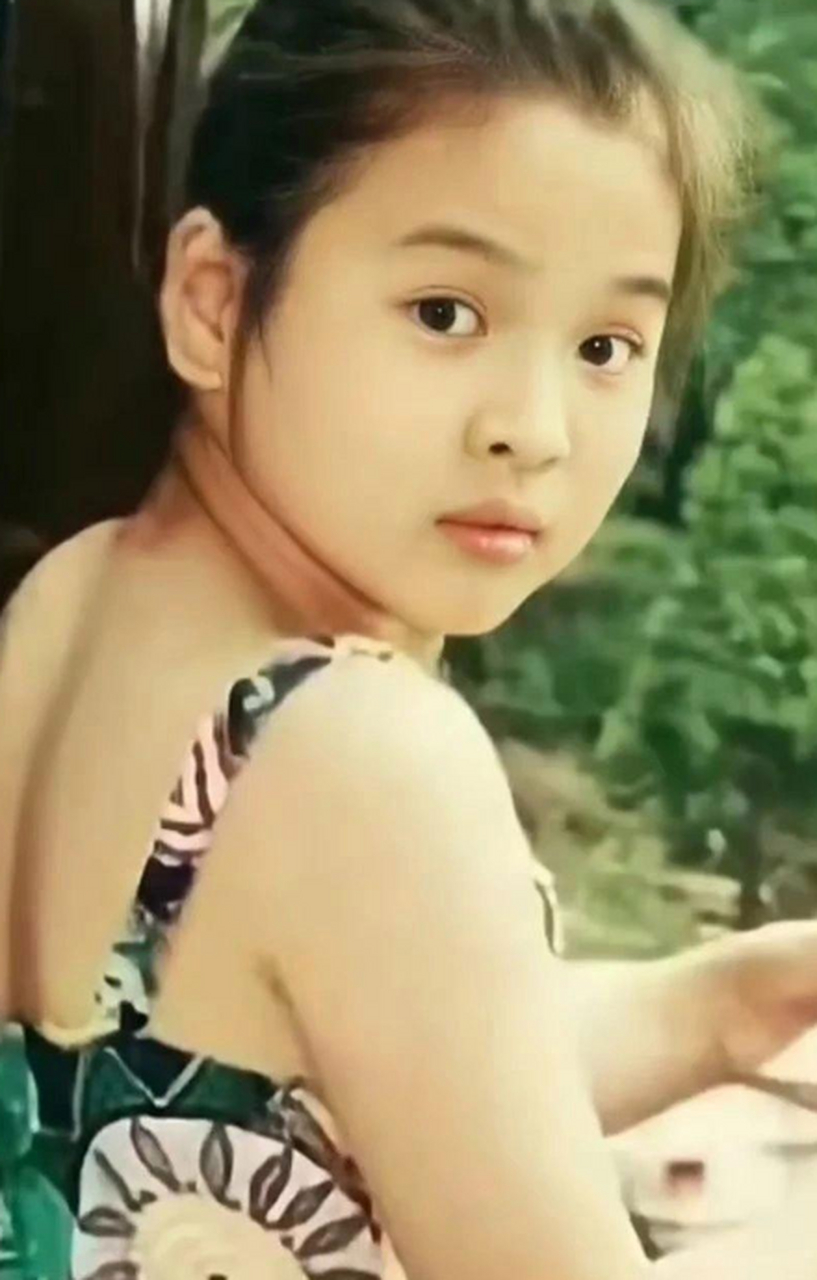 小时候的宋慧乔胖胖乎乎的好可爱.