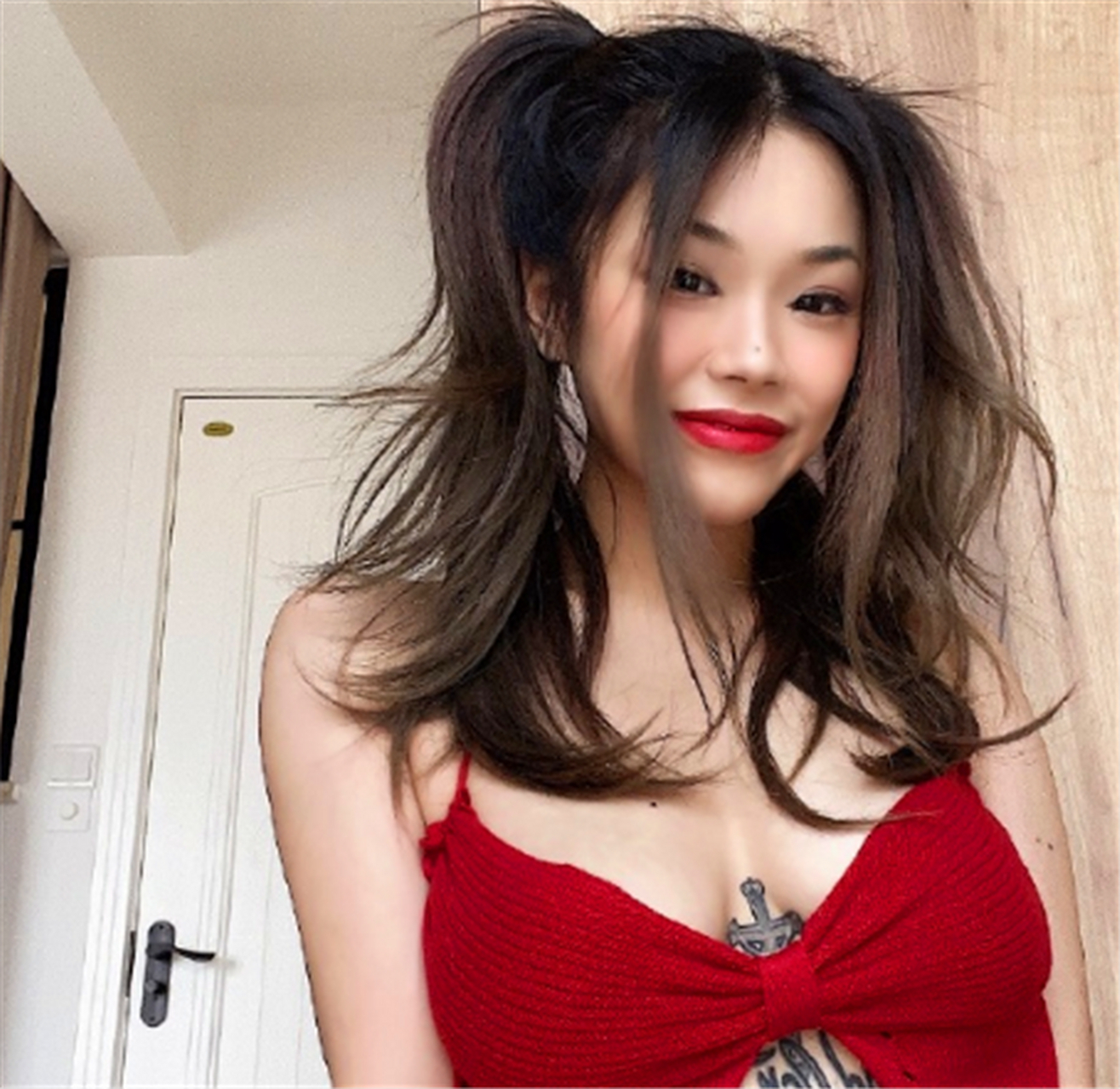 万妮达竟然有纹身,这还真是第一次看到.