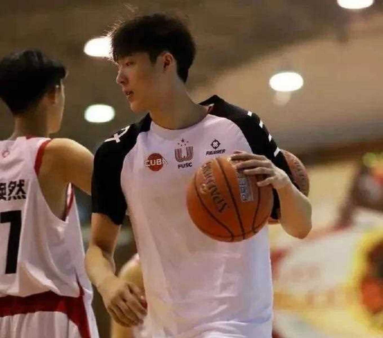 来自吉林大学篮球体育生温佳龙,拥有199cm的身高,1999年出生,参加过