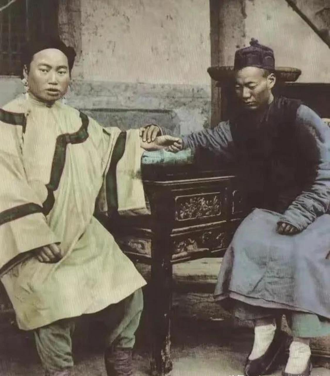 百家号星火计划# 清末,一位郎中正在为一位女子号脉看病,他表情凝重