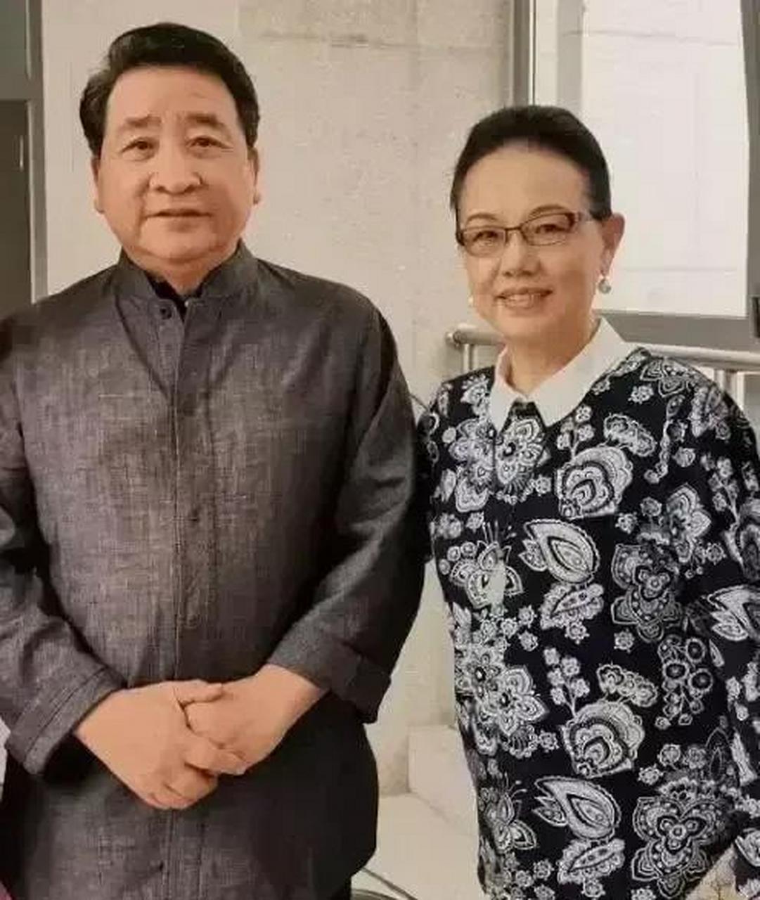 gif创作人 姜昆携带独生女儿姜珊一起参加晚宴,开心至极笑得合不拢