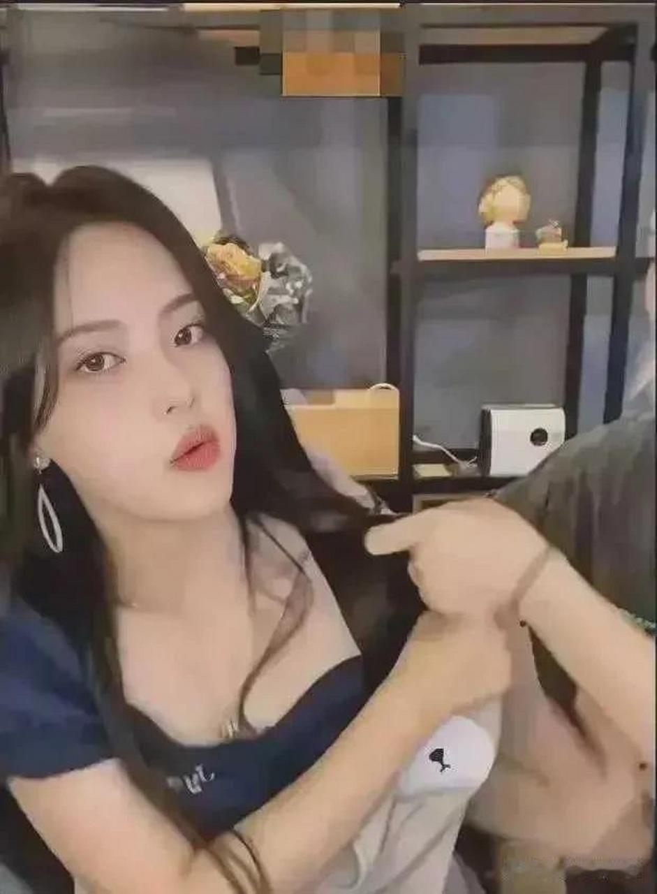 杨超越:直播胸部走光,50秒视频泄露,网友:漏出的肉粉色是啥近日,一段