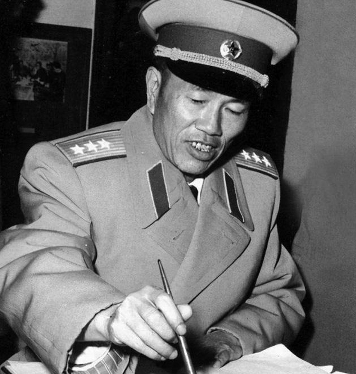 邓华将军落难时,大家纷纷躲避,只有韦杰将军去看望他 1959年,邓华将军