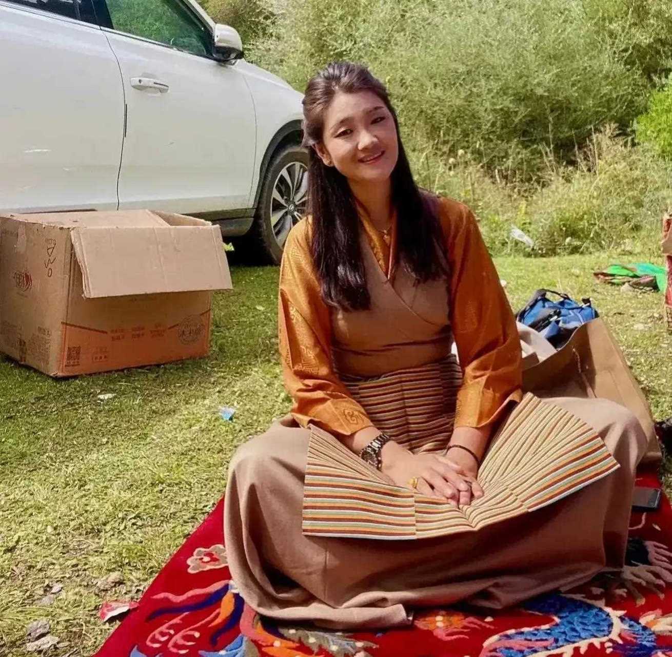 降央卓玛素颜出镜,状态真好,灰色无袖背心配绿色紧身裤,身材保养得