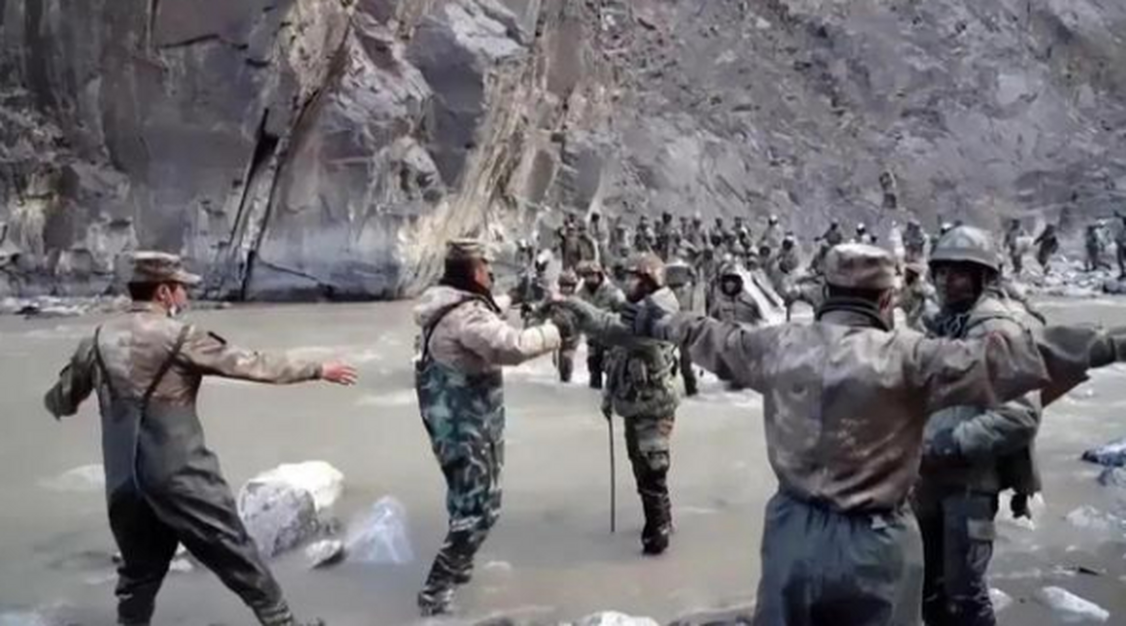 中印边境冲突:中国解放军骑兵追击印度官兵  根据8月1日的报道,有消息