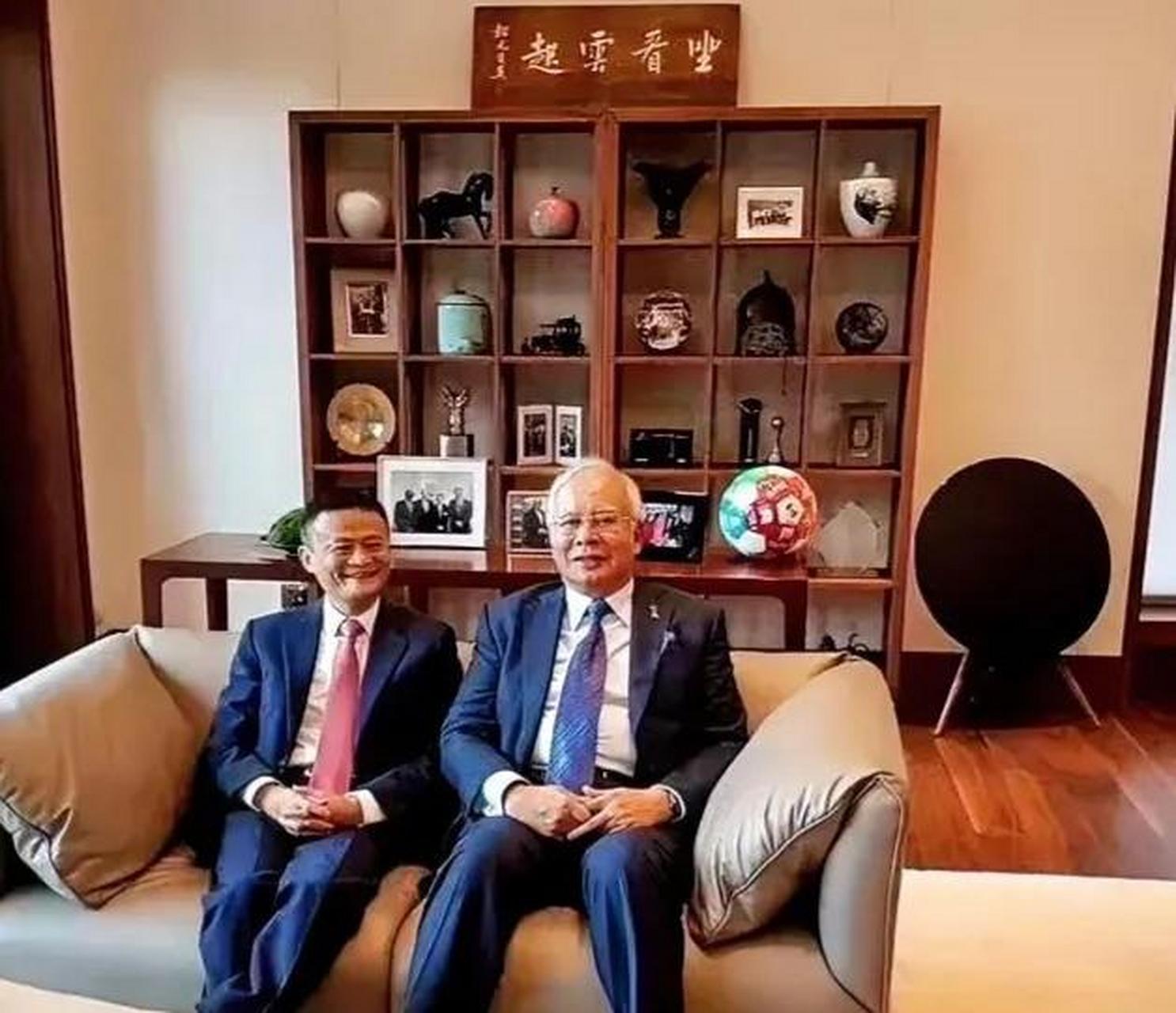 马云办公室这背后的几个字果然寓意深远!