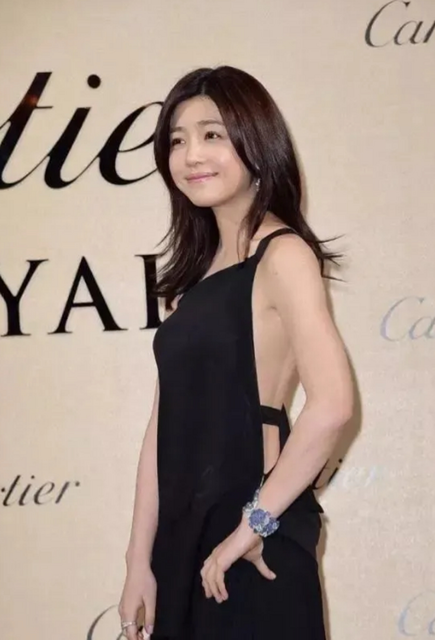 本来穿黑裙超惊艳,却非要画裸妆打造少女感,有一种违和的美感.