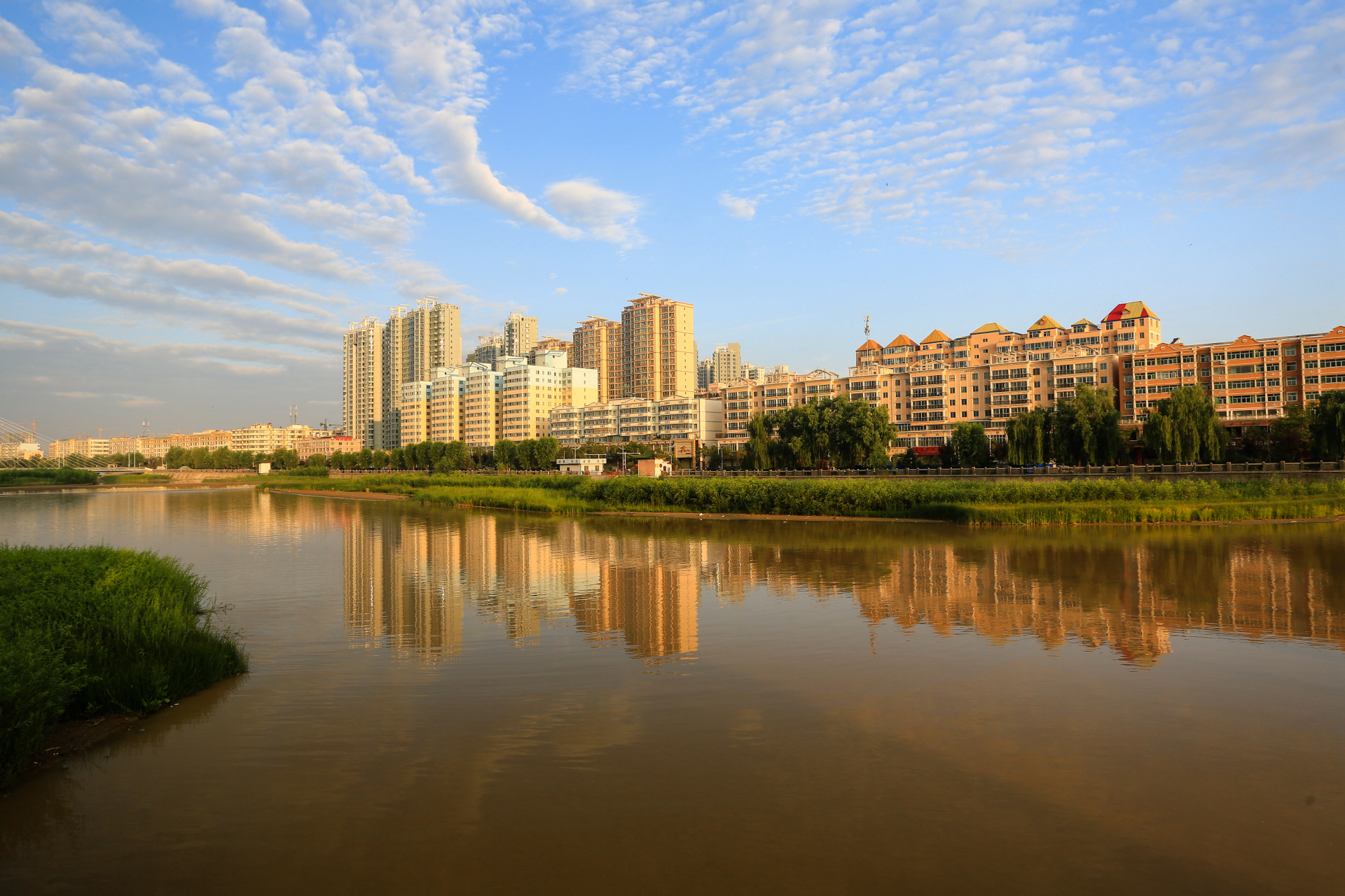 甘南临夏的清晨:甘南的天空总是清澈湛蓝的.