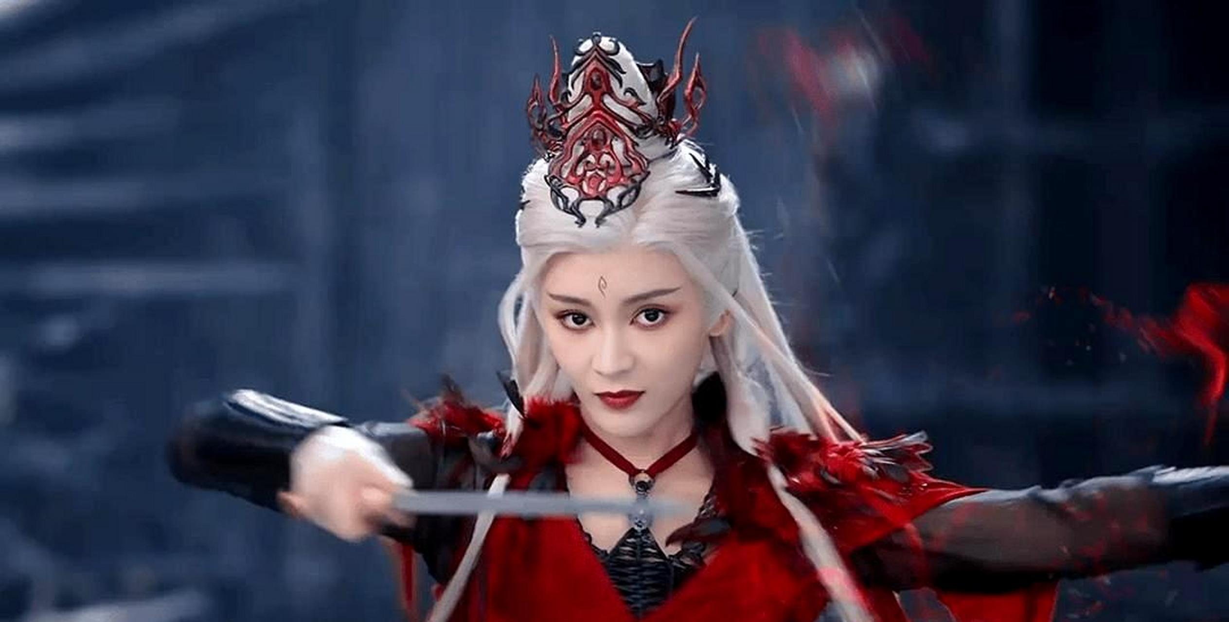 王一菲在《长月烬明》中的造型让她的颜值更上一层楼,比起在《与君初