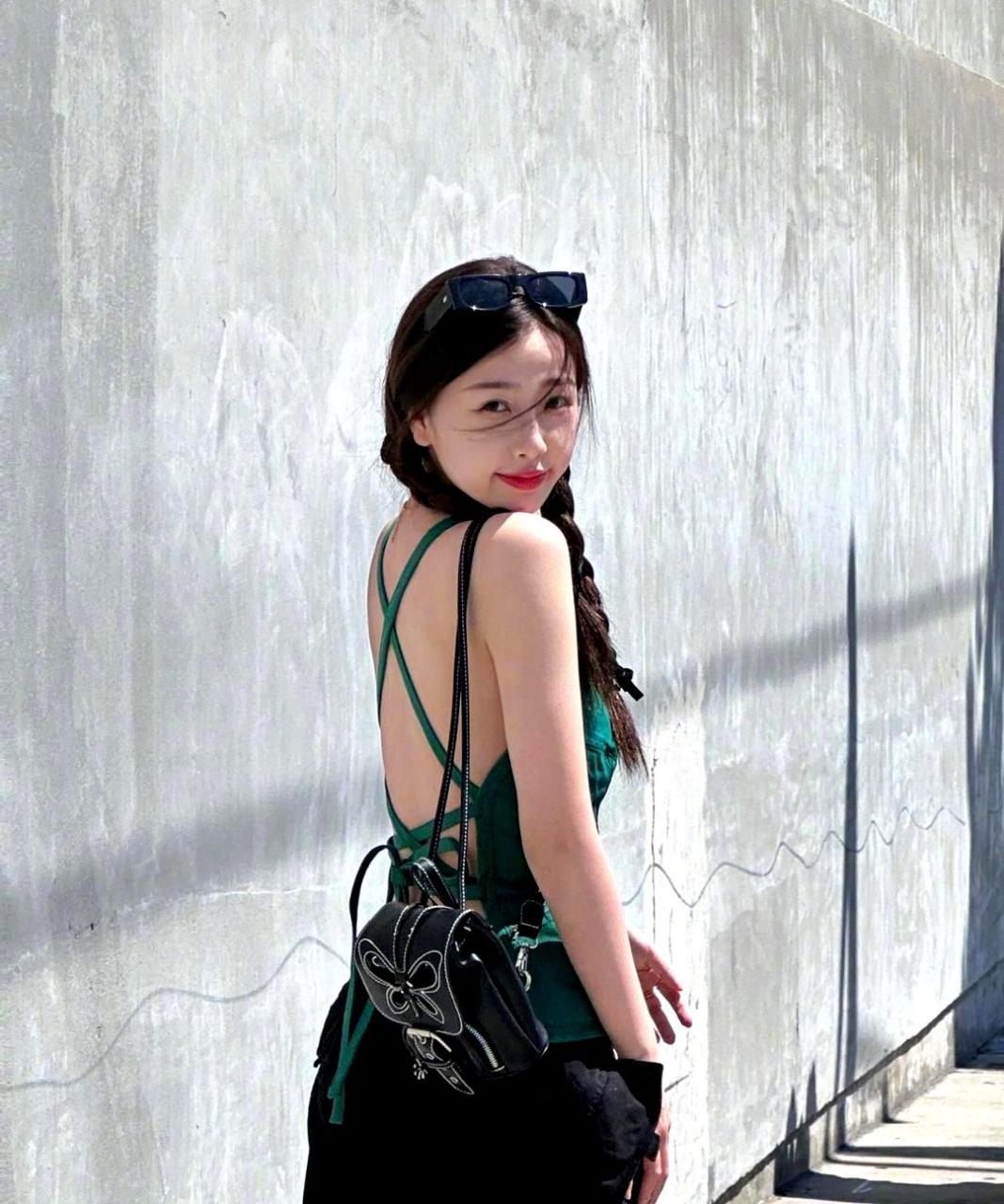 虞书欣在旅游中展示了美丽的背影.