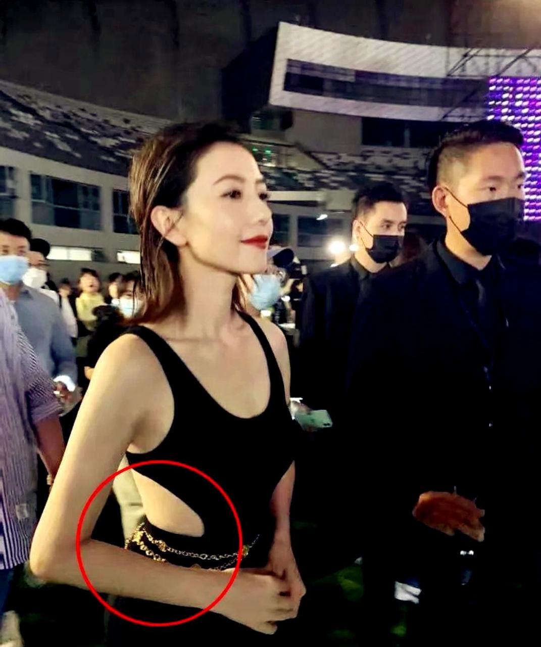 高圆圆的性感中带着女人味,令人惊艳!