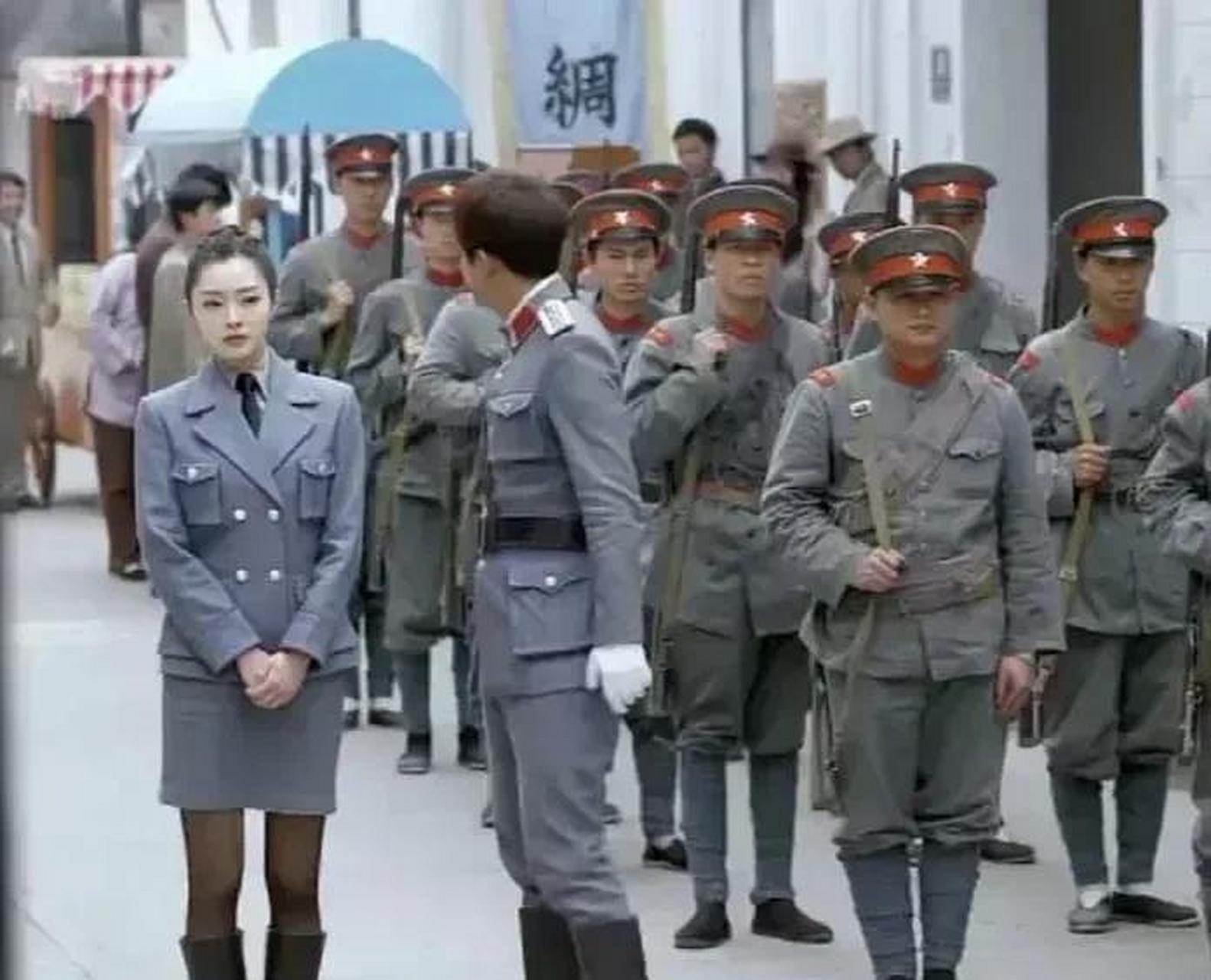 皮靴,丝袜,短裙,精致西服,领带,这是抗日剧里国军女式军服?