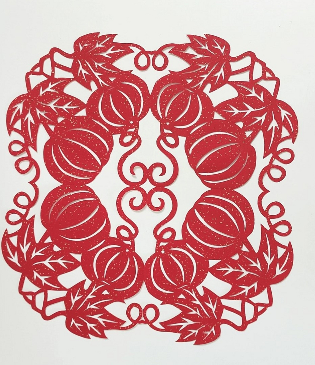 剪纸四折团花  剪纸是一种古老而美丽的艺术形式,通过纸张的折叠和