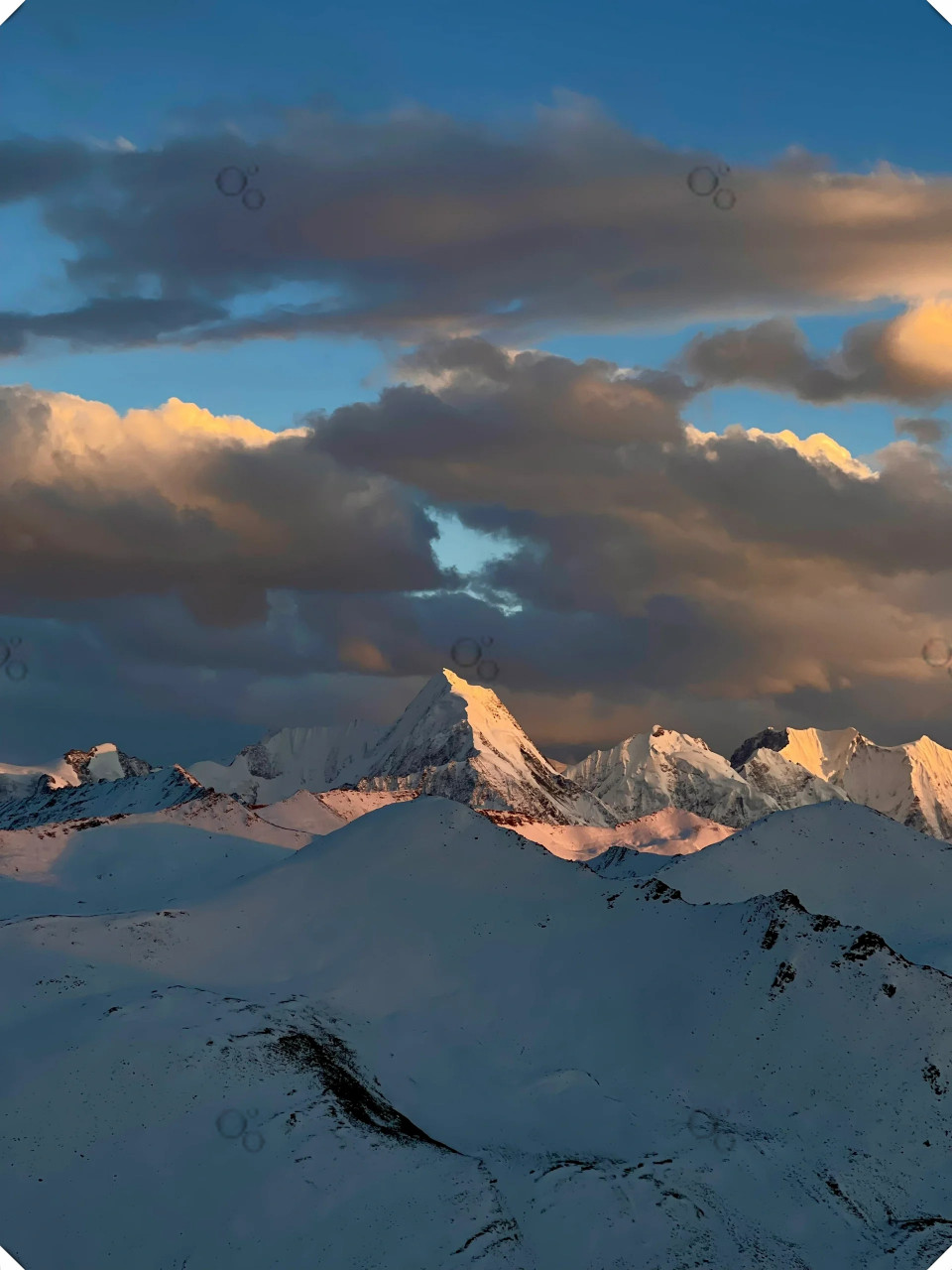 4500海拔雪山吃羊肉串是最保暖的方式  在4500海拔的雪山上,品尝烤