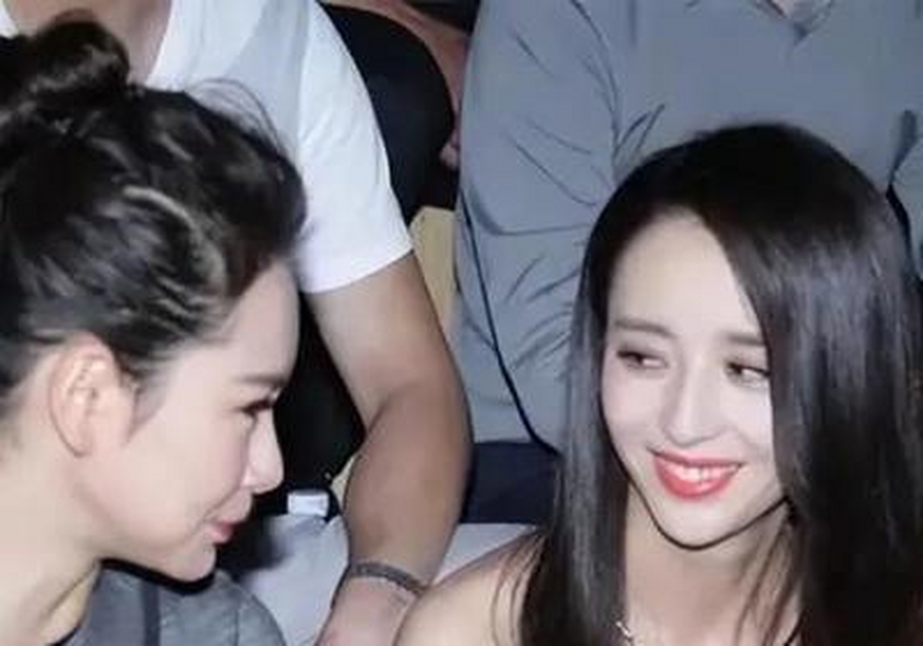 佟丽娅和戚薇同框照曝光,丫丫温柔俏皮,戚薇还不是现在霸气侧漏的7哥