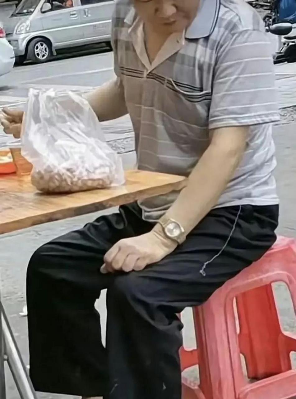 大爷估计是个有钱人,只是低调而已. #百家号星火计划# #搞笑趣味图