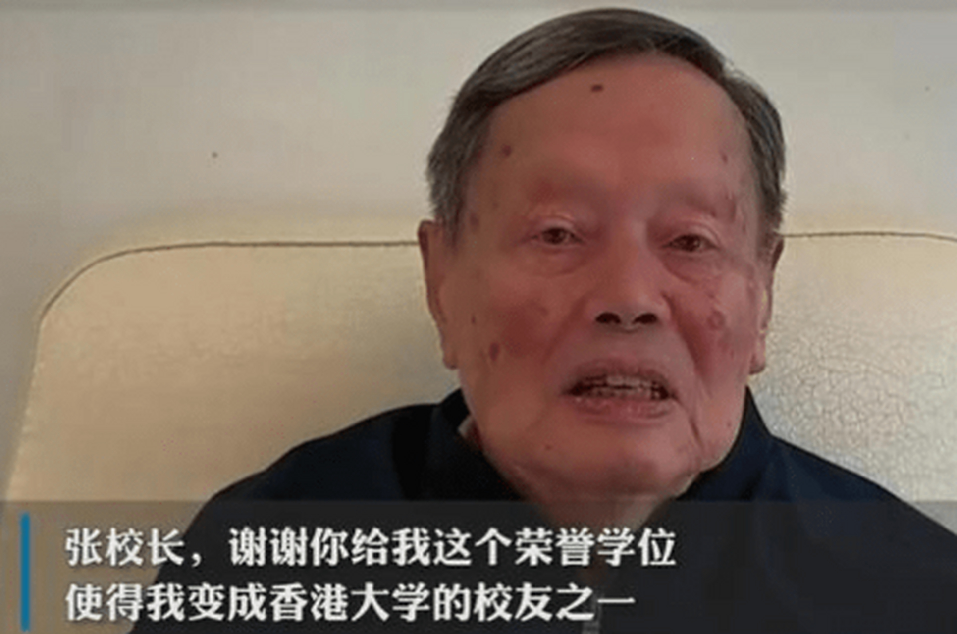 杨振宁近况引担忧,说话有气无力嘴巴脱皮严重缺水,网友喊话翁帆  近日