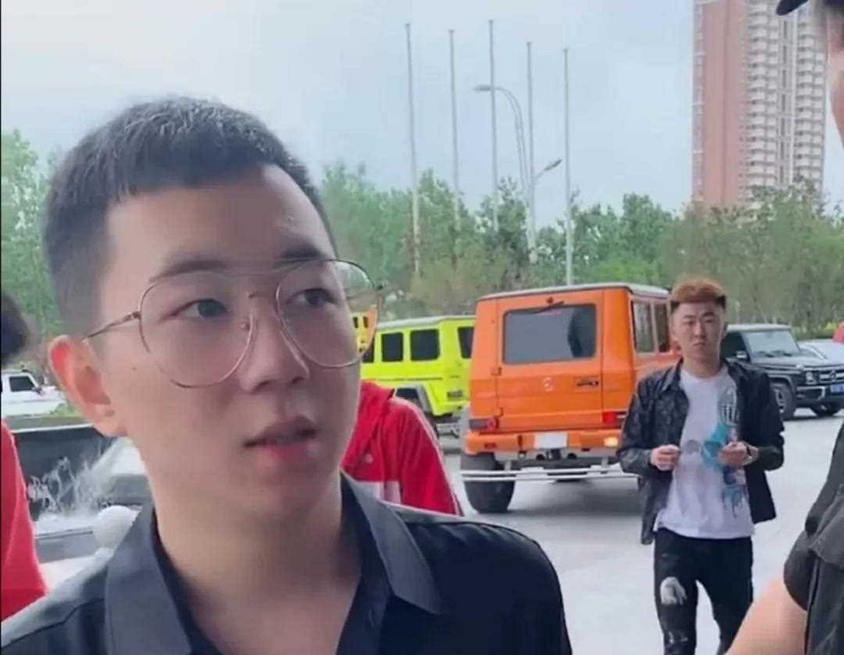 王小源花30万纹身称源佑手一家人!天佑粉丝不买账!