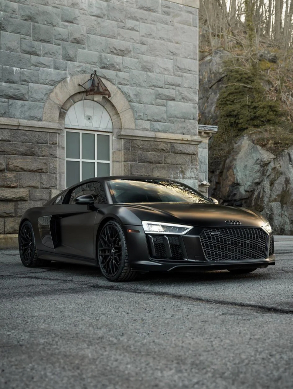 朋友们,今天我要给大家介绍一位新朋友——黑武士奥迪 r8 v10 coupé!