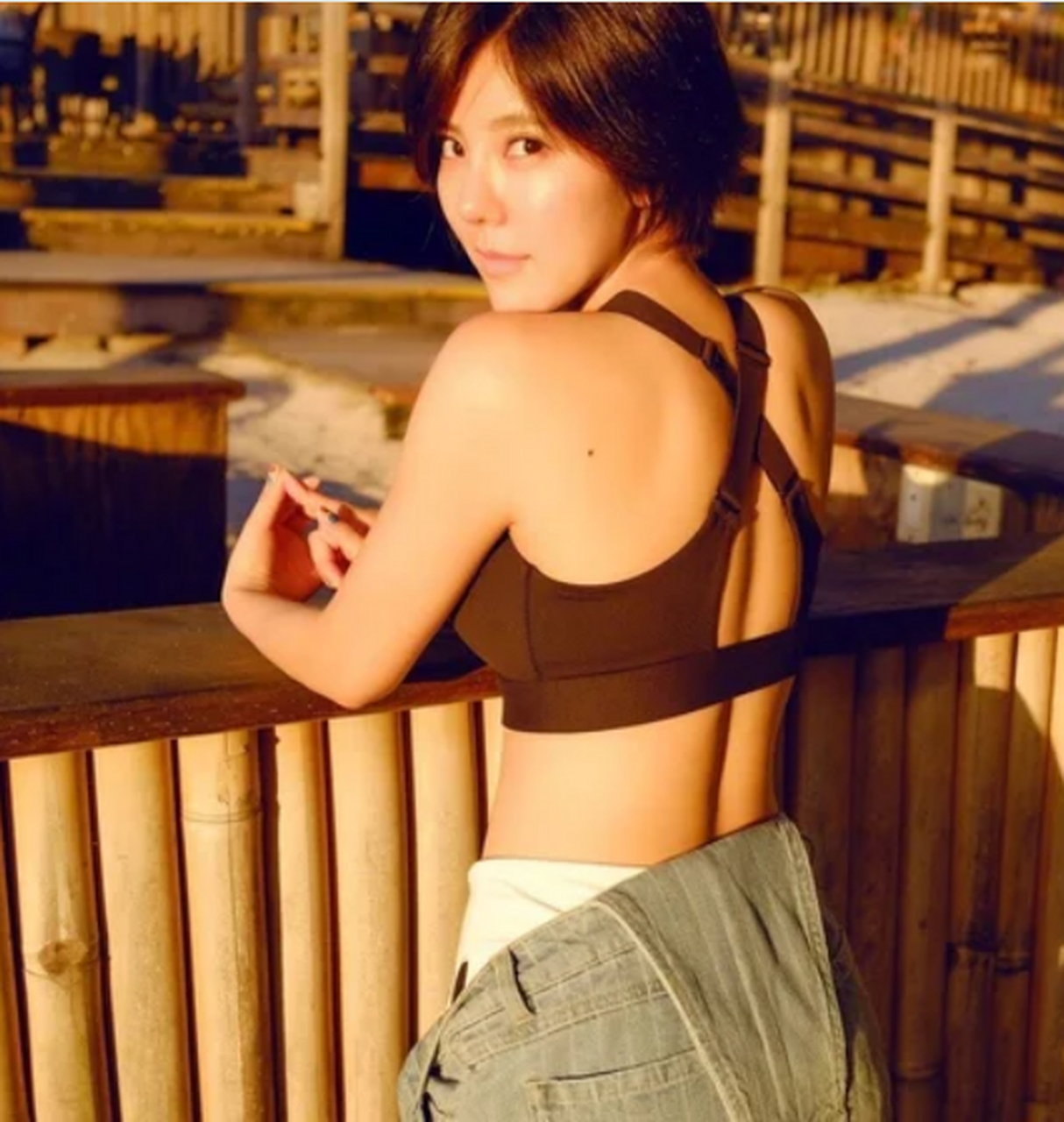 娱乐# #时尚# #明星娱乐热点# 赵奕欢的海边泳装写真,曾经凭借青春期