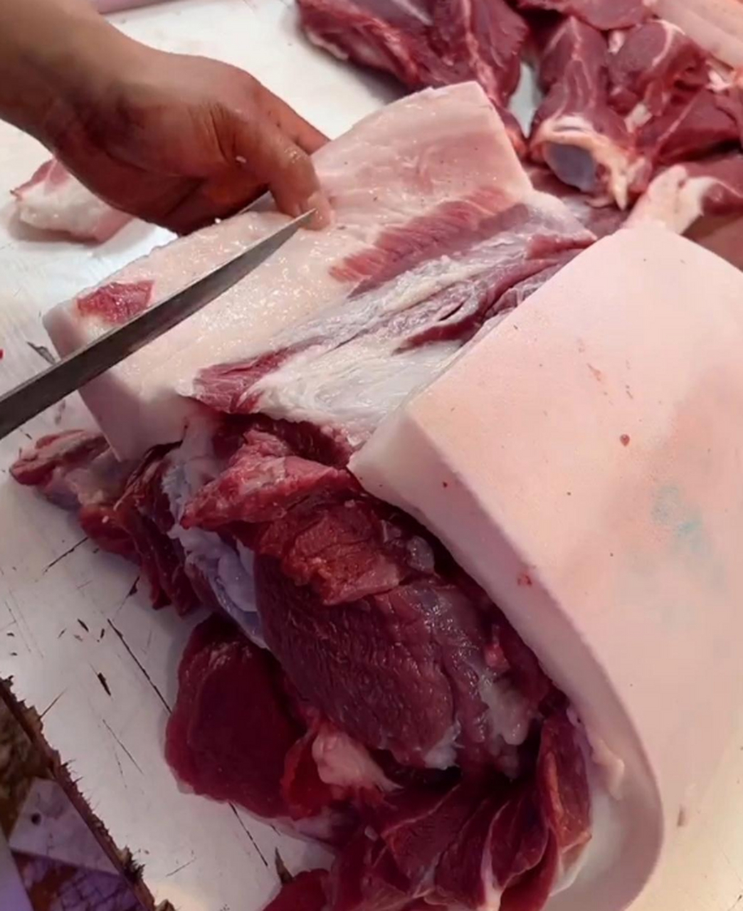 老板是个狠人啊!我说要一刀肉,这是直接给我割了个半扇猪吗?