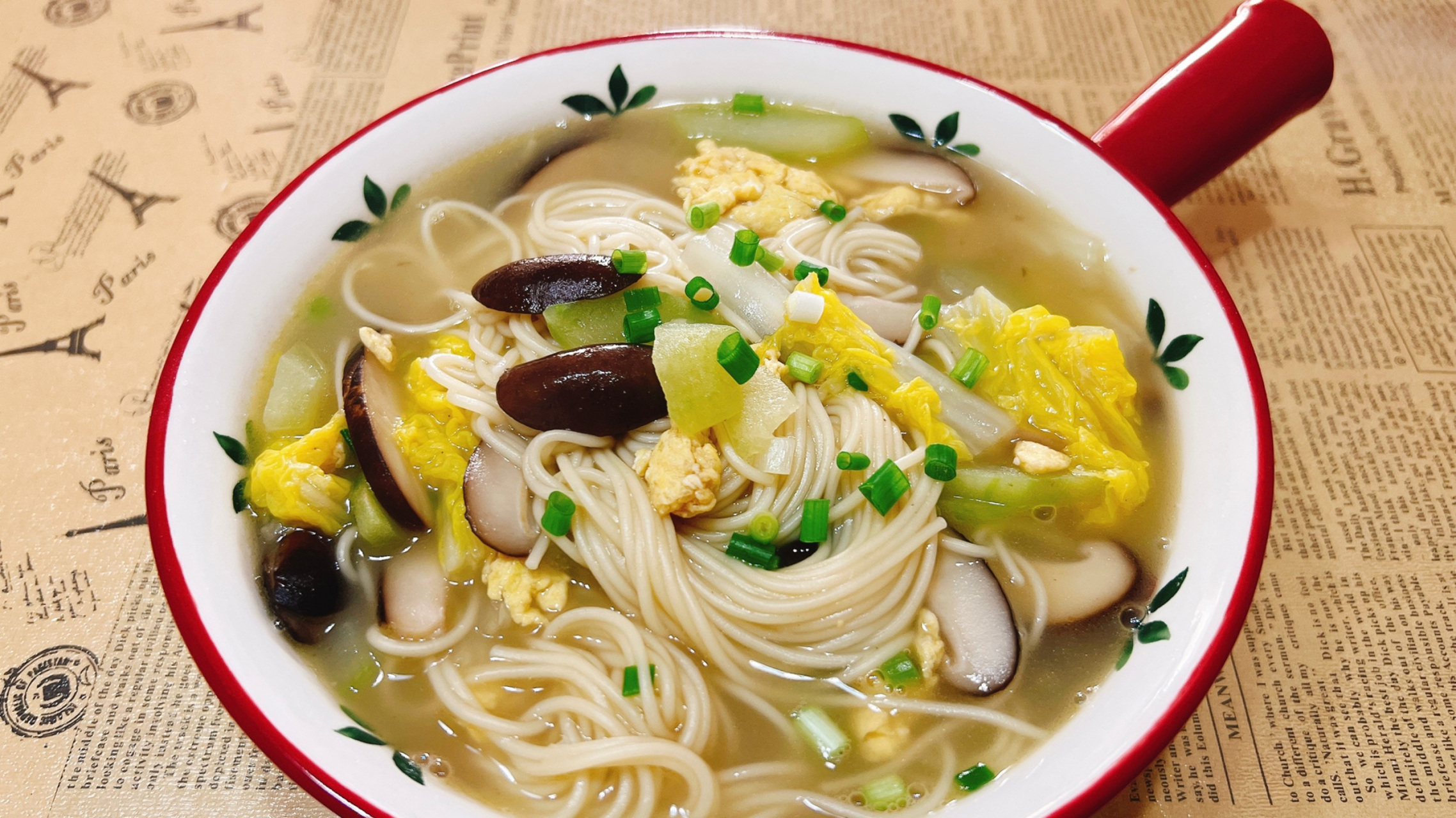 娃娃菜香菇鸡蛋面 热呼呼滴一碗热汤面汤鲜味美只为家人"好好吃饭～"