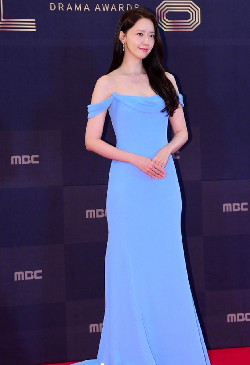 林允儿一席蓝色抹胸长裙造型出席mbc演艺大赏红毯,新闻图也显示出林
