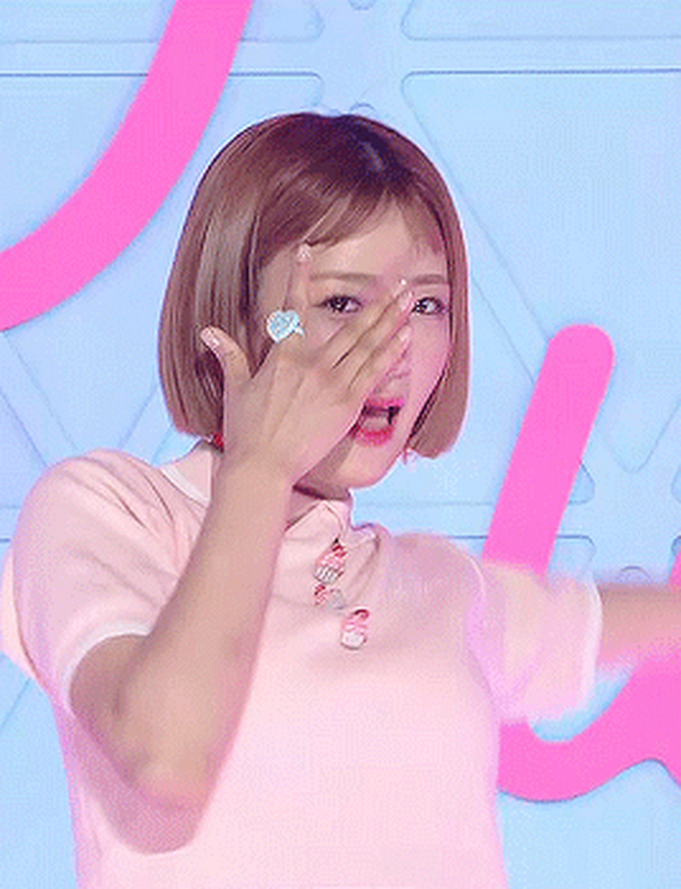 力,是个超级乐天派,舞蹈实力出类拔萃,唱歌跳舞下厨综艺运动全能偶像