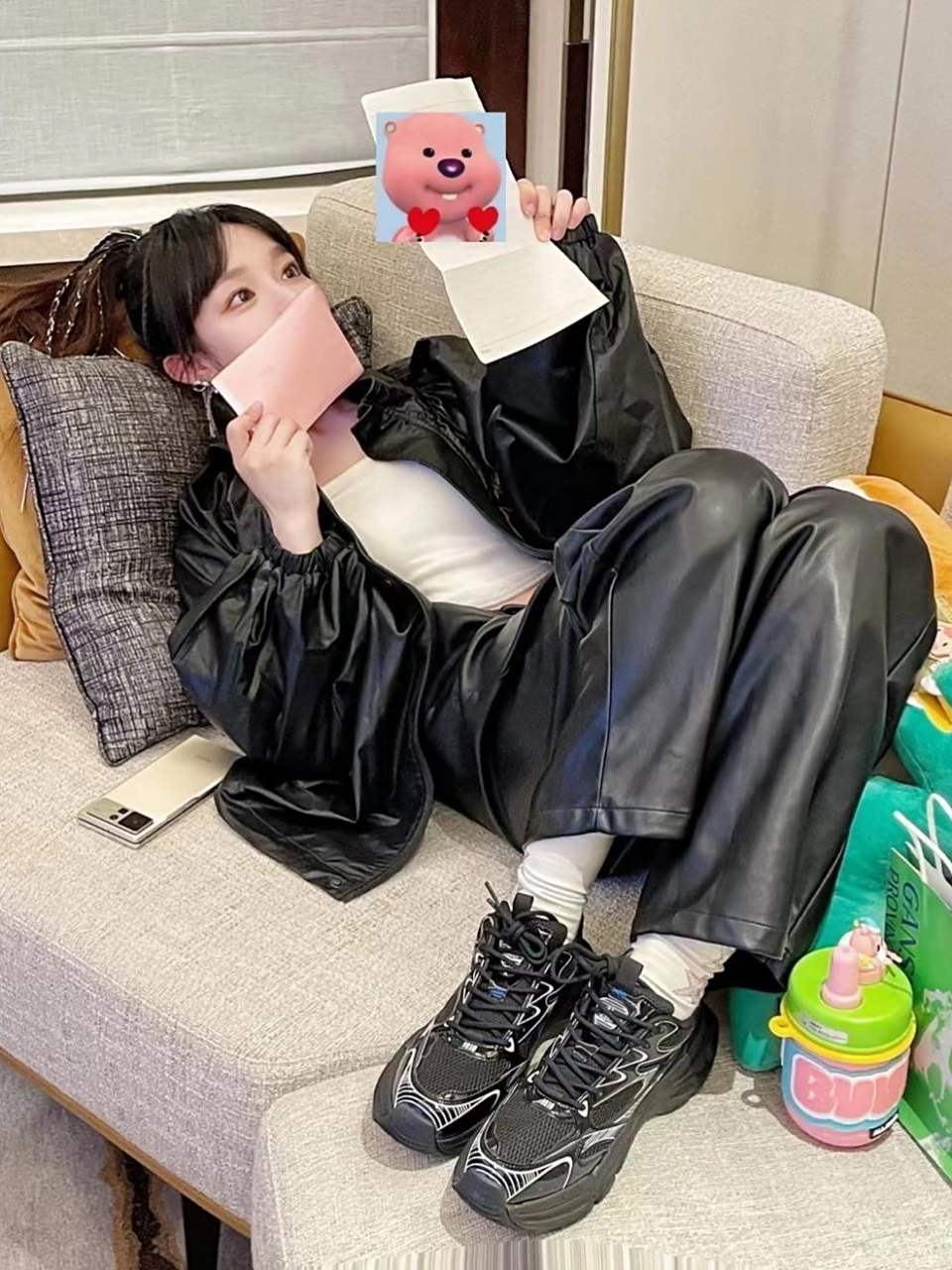 黄霄云你原来allblack也可以这么甜 黑皮衣黑皮裤黑武士鞋 却穿出甜味