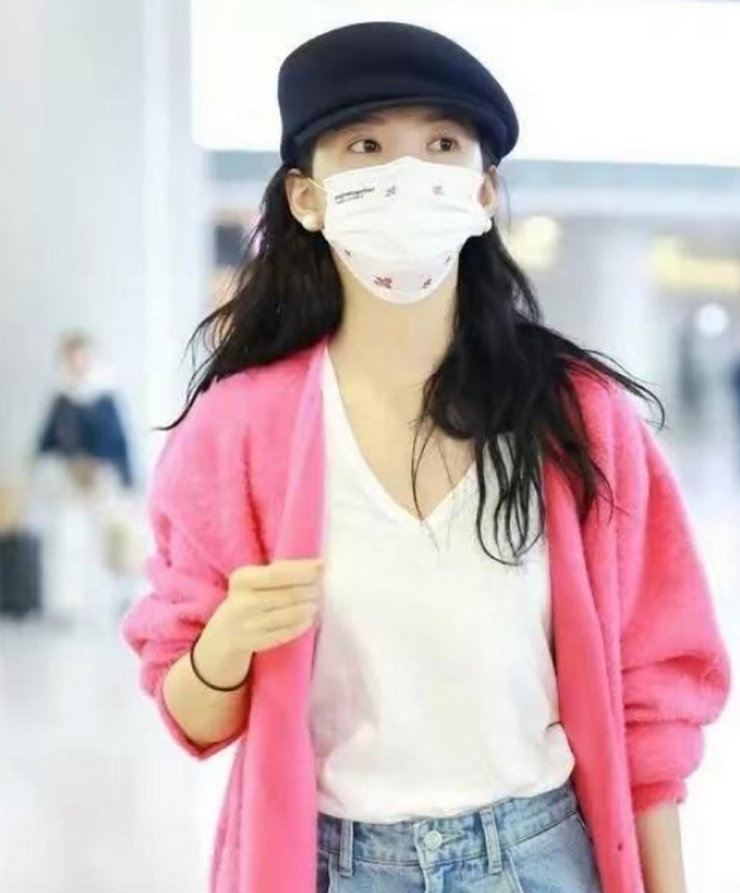 章若楠身穿粉色针织开衫,搭配牛仔裤,舒适随意,休闲时尚,甜美清新!