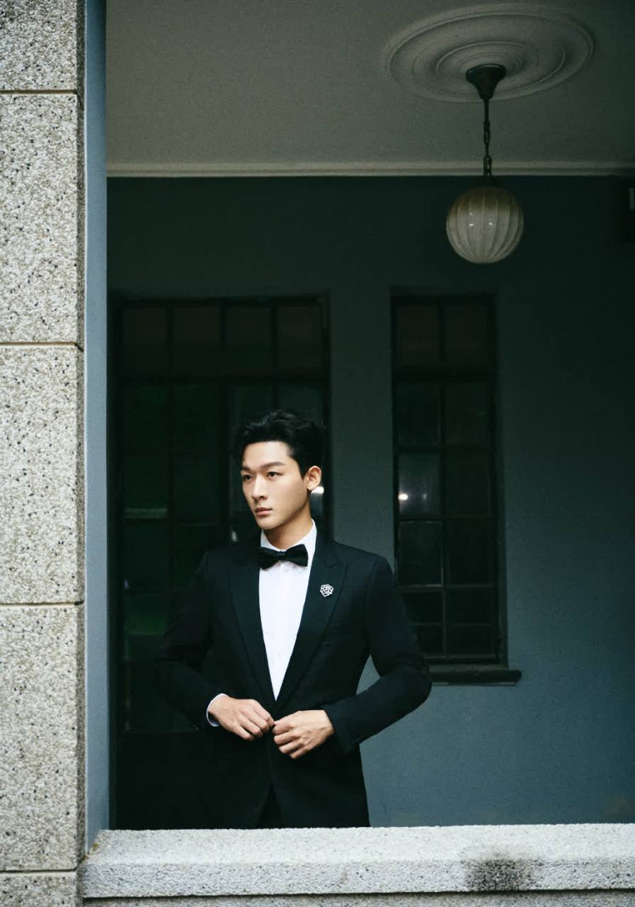 星闻#   感觉今晚白玉兰红毯上的张万一无论正面还是侧面都好帅.