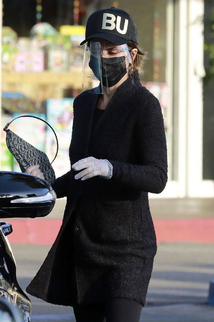 演员丽莎·琳娜(lisa rinna)在洛杉矶glen market 购物的街拍.