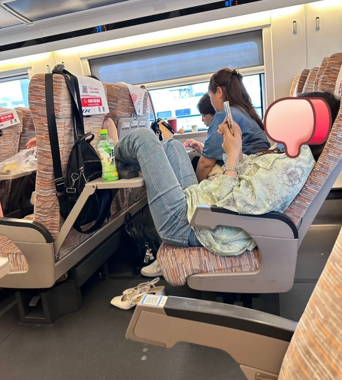 女子坐火车脱鞋放脚图片